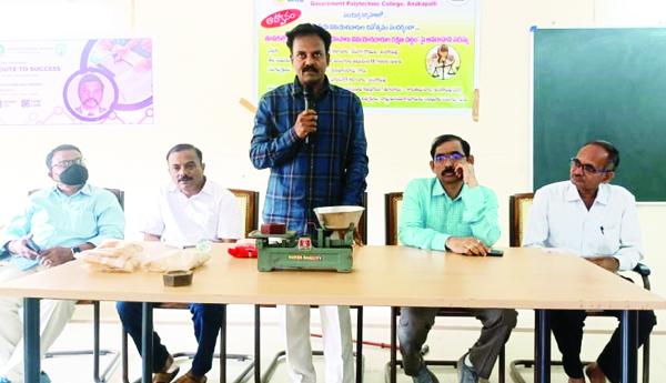 వస్తు, సేవల్లో లోపాలపై ప్రశ్నించాలి