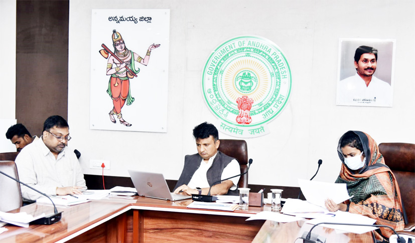 వీడియో కాన్ఫరెన్సులో పాల్గొన్న కలెక్టర్‌ గిరీష, జెసి తమీమ్‌ అన్సారియా