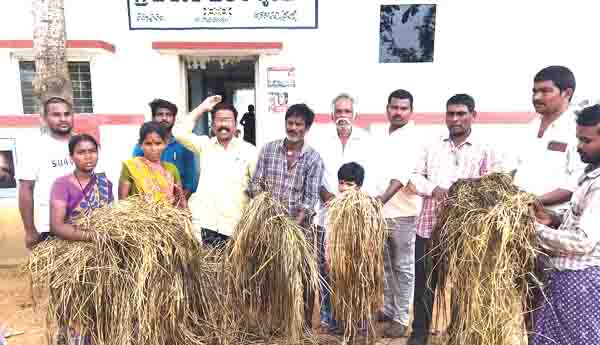 రైతులను ఆదుకోవాలని నిరసన