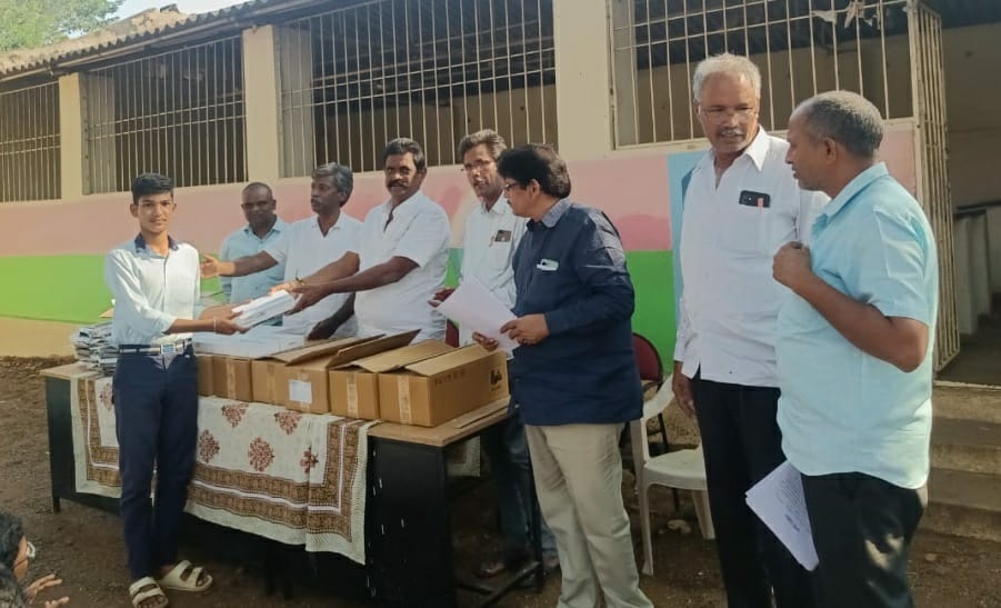 విద్యార్థులకు ట్యాబ్‌లు పంపిణీ