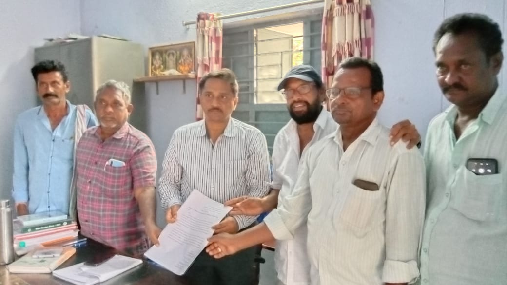 సకాలంలో యూరియా అందించాలి