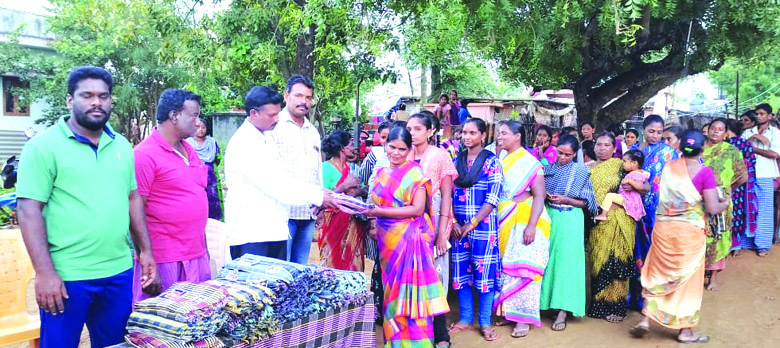దుప్పట్లు పంపిణీ