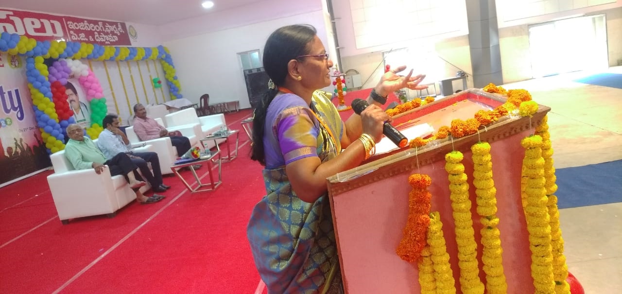 ఆలోచనలు సృజనాత్మకంగా వుండాలి