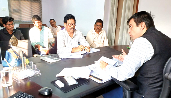 పనులు పూర్తి చేయని కాంట్రాక్టర్లపై చర్యలు