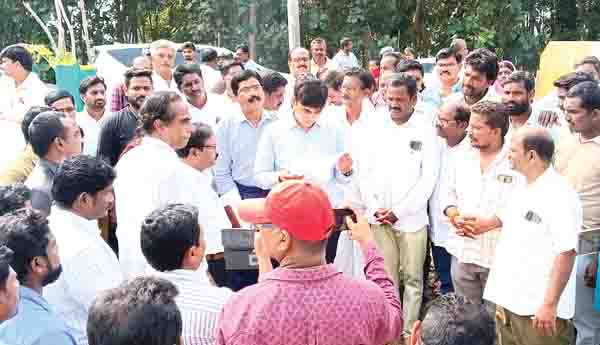 జిల్లా కలెక్టర్‌ సుడిగాలి పర్యటన