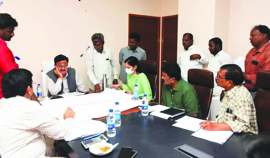 ఇళ్ల నిర్మాణాలు వేగవంతం కావాలి : కలెక్టర్‌