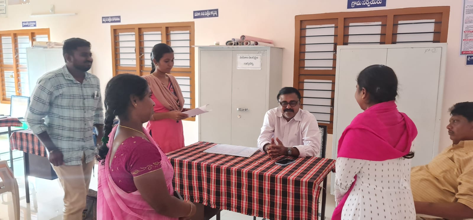 సచివాలయంలో ఎంపిపి తనిఖీ