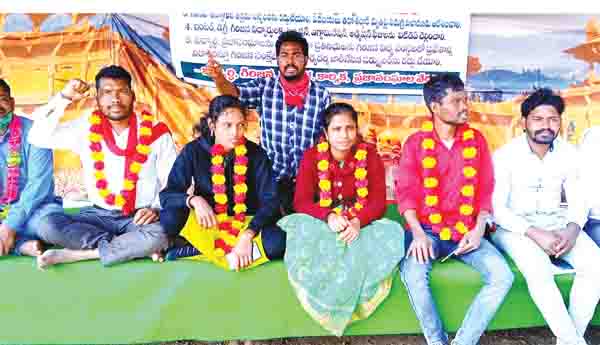 కొనసాగిన ప్రజా సంఘాల నేతల దీక్షలు