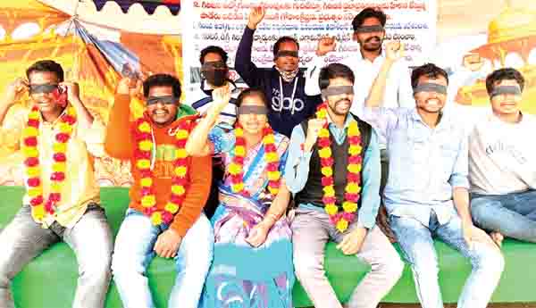 కళ్లకు గంతలు కట్టుకుని నిరసన