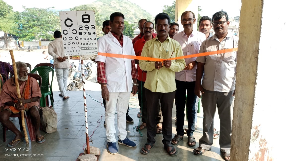  వంద మందికి ఉచిత కంటి పరీక్షలు