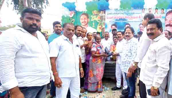 ఘనంగా జగన్‌ జన్మదిన వేడుకలు