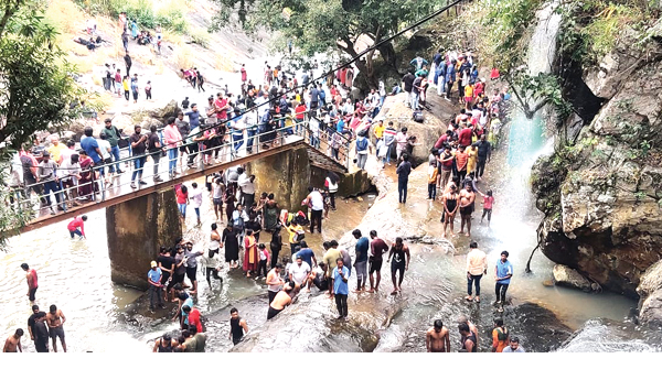 కొత్తపల్లి జలపాతం కిటకిట