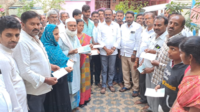 చెక్కులు పంపిణీ