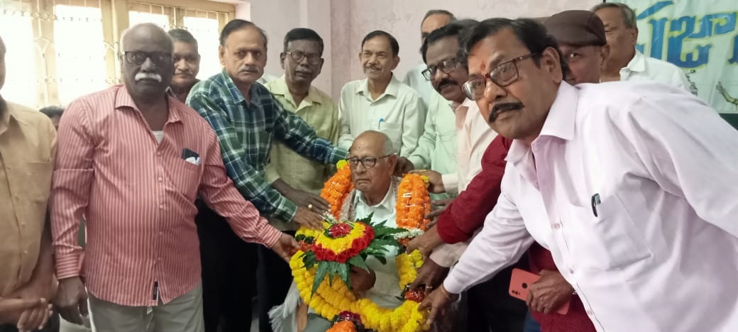  యూనియన్‌ నేత ప్రసాద్‌కు ఘన సన్మానం