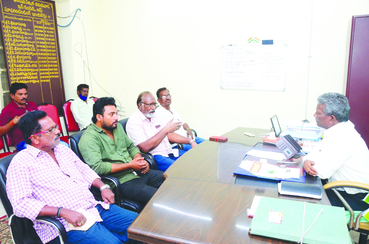 ఇళ్లు తొలగించకుండా రిటైనింగ్‌ వాల్‌ నిర్మాణం