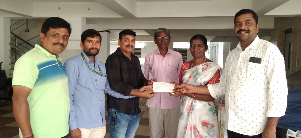  టిడ్కో లబ్ధిదారులకు చెక్కులు వాపసు