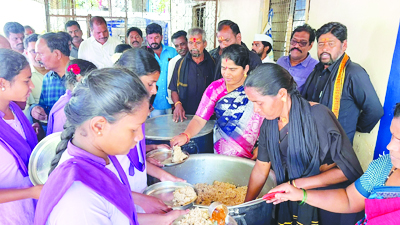 భోజనం అందించండి