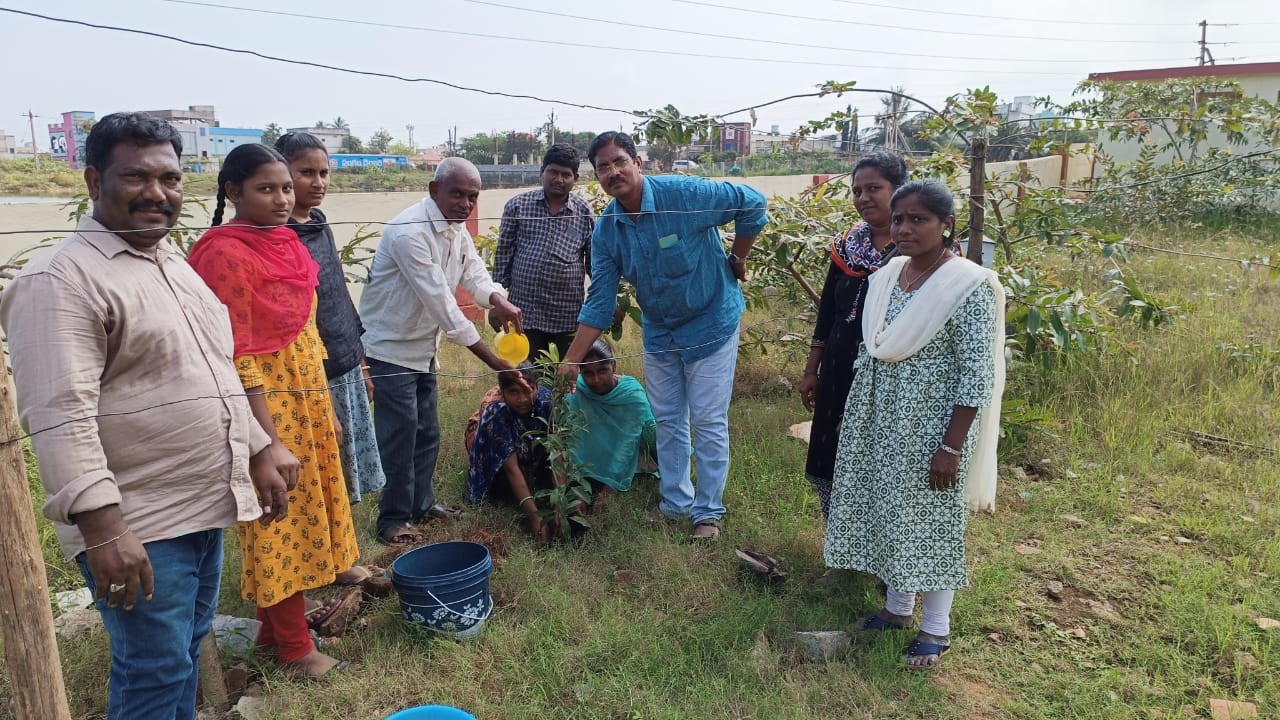 మొక్కలు నాటిన డాక్టర్‌ శ్రీధర్‌