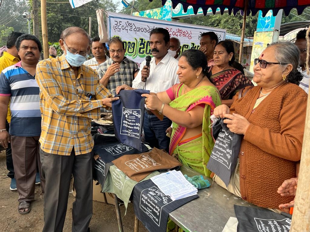 జెవివి ఆధ్వర్యంలో గుడ్డ సంచుల పంపిణీ