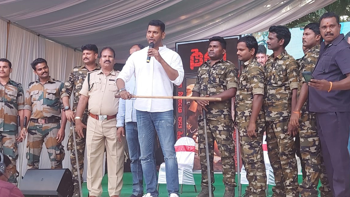 ఓటమితో పాఠాలు నేర్చుకోవాలి - మామూలు పోలీస్‌ కానిస్టేబుల్‌ కథే లాఠీ సినిమా - ఎస్వీిసీఈ కళాశాలలో సందడి చేసిన సినీ హీరో విశాల్‌