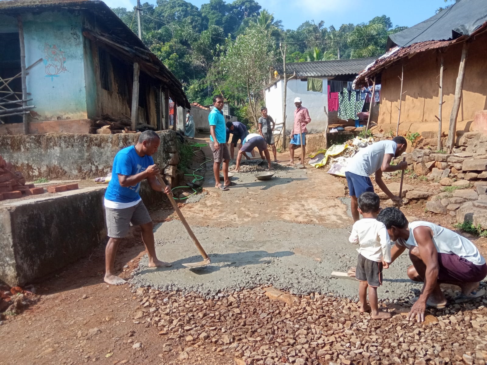  స్వచ్ఛందంగా సిసిరోడ్డుకు మరమ్మతులు