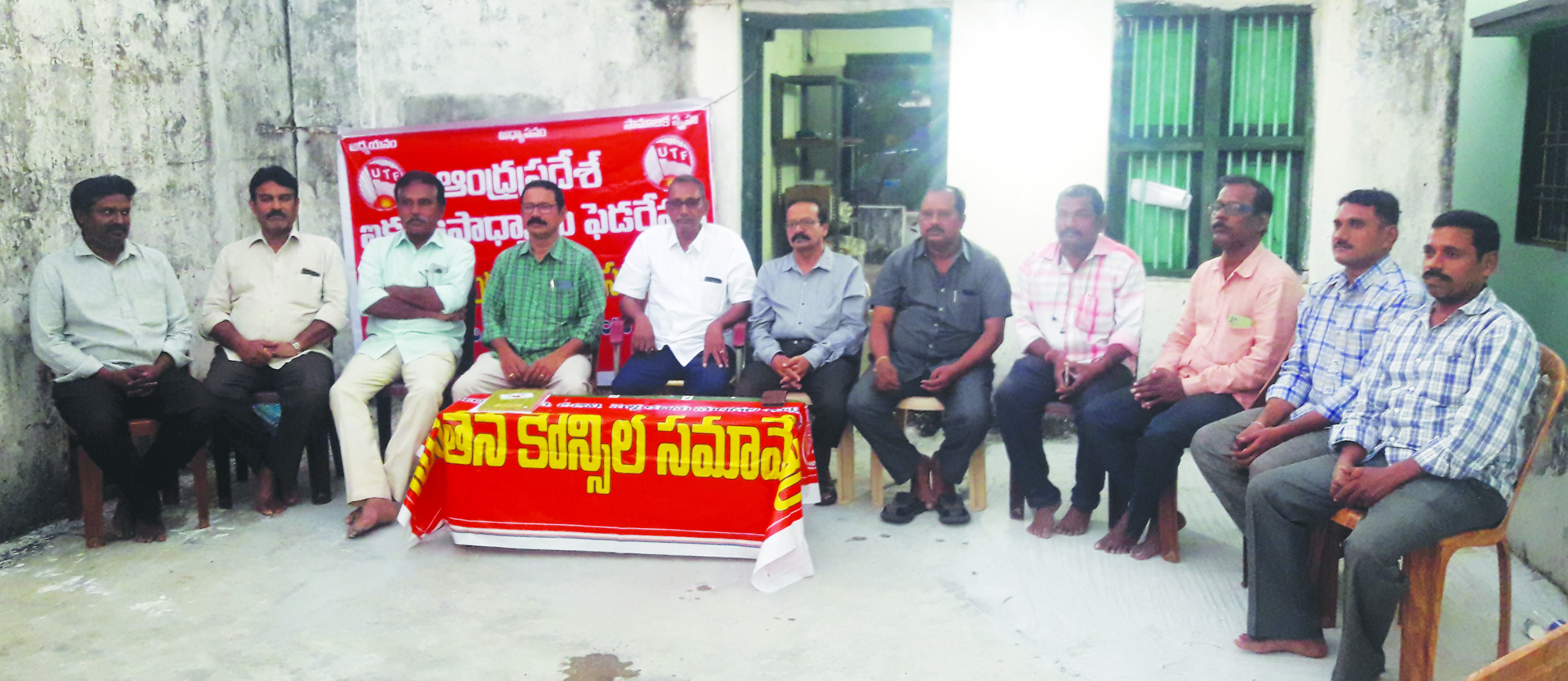 కాంట్రాక్టు ఉద్యోగులను రెగ్యులర్‌ చేయాలి