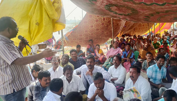 naval-base-expats-protest