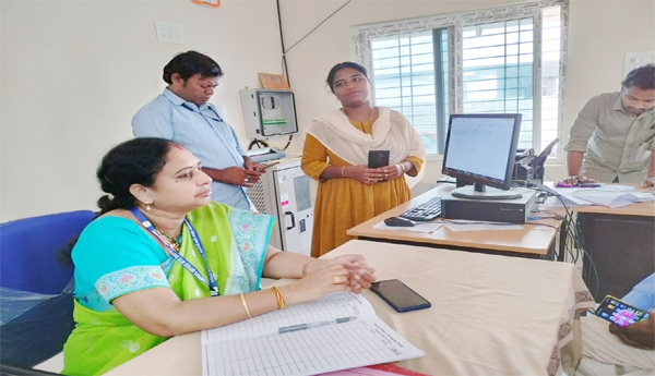 Officer-surprise-check-at-Chandapuram-Secretariat