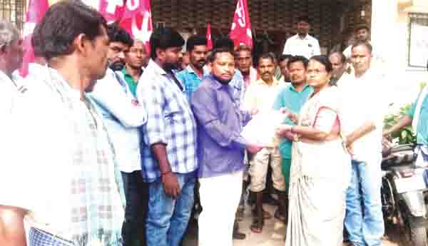 వేతన బకాయిలు చెల్లించాలని ధర్నా