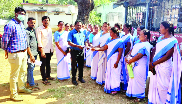  పెండింగ్‌ వేతనాలు చెల్లించాలని వినతి