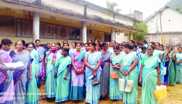 అంగన్వాడీలపై వేధింపు మానుకోవాలని ధర్నా