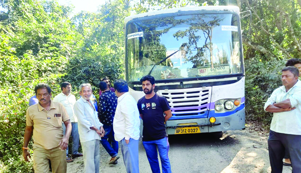 2.30 గంటల పాటు ఘాట్‌ రోడ్డులో నిలిచిపోయిన విశాఖ- భద్రాచలం బస్సు