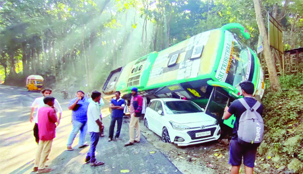 కారుపైకి దూసుకెళ్లి బోల్తా పడిన టూరిస్టు బస్సు