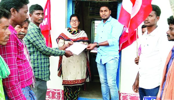 ఉపాధి హామీ పెండింగ్‌ బిల్లులు చెల్లించాలని ధర్నా