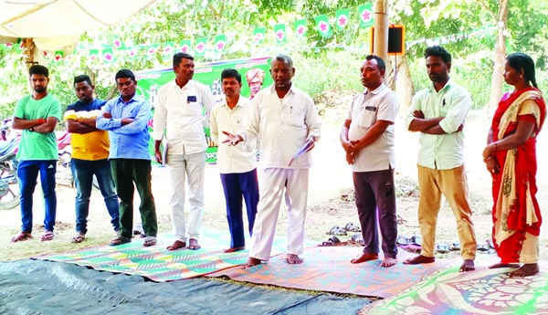 గిరిజనులకు ఇళ్ల స్థలాలు కేటాయించాలి