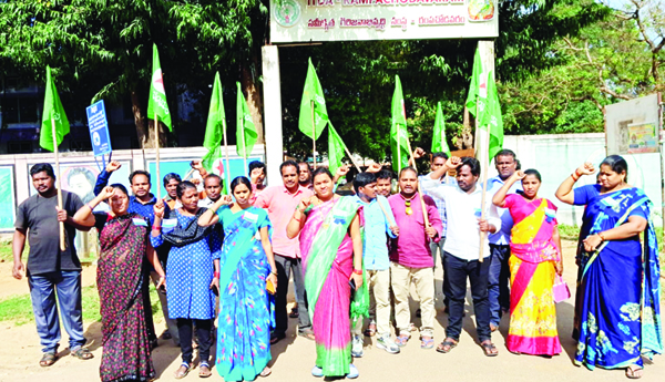 లైంగిక వేధింపులకు పాల్పడిన వ్యక్తిపై ఎస్‌సి, ఎస్‌టి అట్రాసిటీ కేసు పెట్టాలని ధర్నా