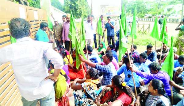 నిందితుడిని కఠినంగా శిక్షించాలని ధర్నా