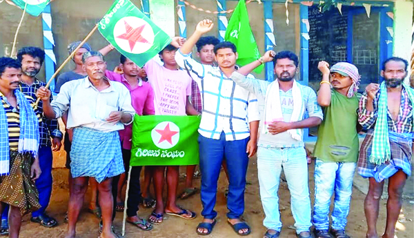 పాఠశాలకు కొత్త భవనం నిర్మించాలని ధర్నా