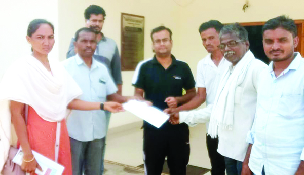 తారురోడ్డు నిర్మించాలని పిఒకు వినతి