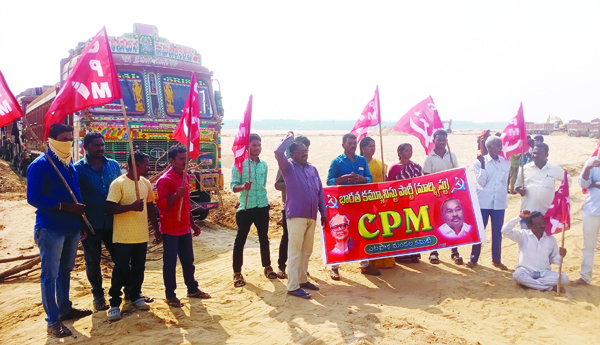 గుండాల ఇసుక రీచ్‌ను మూసేయాలని ఆందోళన