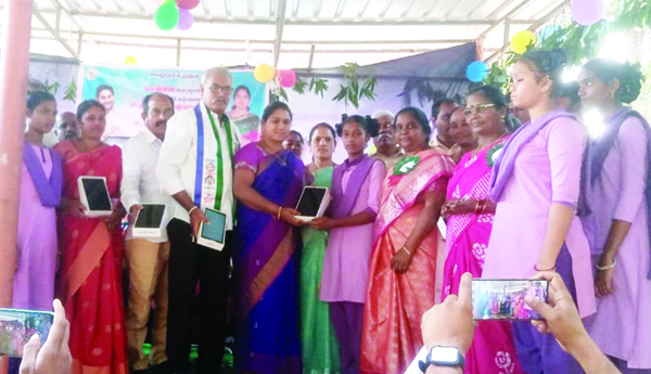 విద్యార్థులకు ట్యాబ్‌లు పంపిణీ