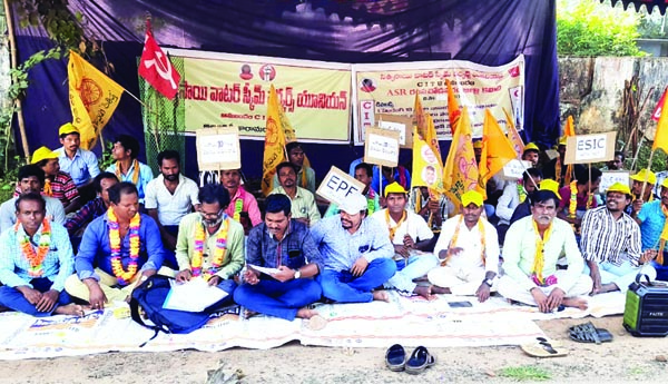 సత్యసాయి వాటర్‌ సప్లై కార్మికులకు టిడిపి సంఘీభావం