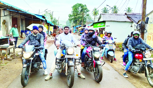 ఎఒబికి క్యూ కట్టిన పర్యాటకులు
