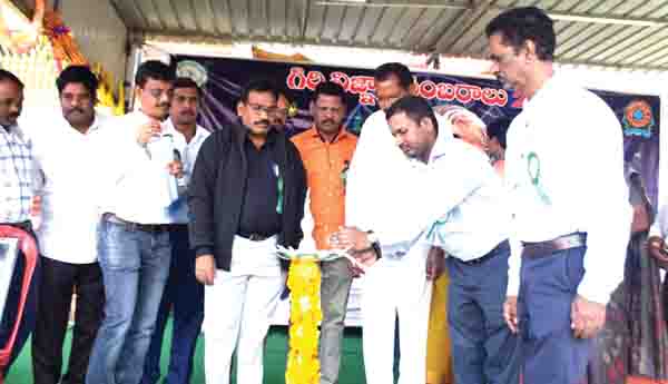 విద్యార్థుల్లో సృజనాత్మకతను వెలికి తీయాలి