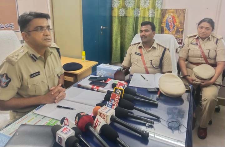 పోలీస్టేషన్‌లో డిఐజి తనిఖీ