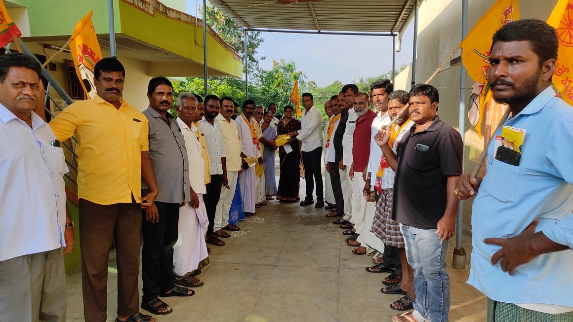 వైసీపీ ప్రభుత్వంలో ఉద్యోగులకందని జీతాలు