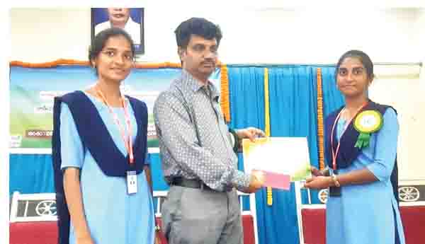 వ్యాసరచన పోటీల్లో రత్నం ప్రతిభ