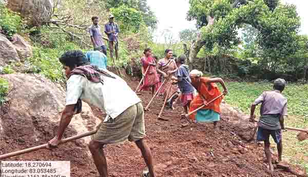 శ్రమదానంతో రోడ్డు పనులు