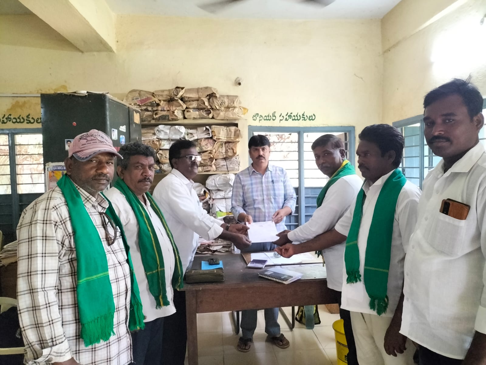 రైతులకు పరిహారం అందించండి