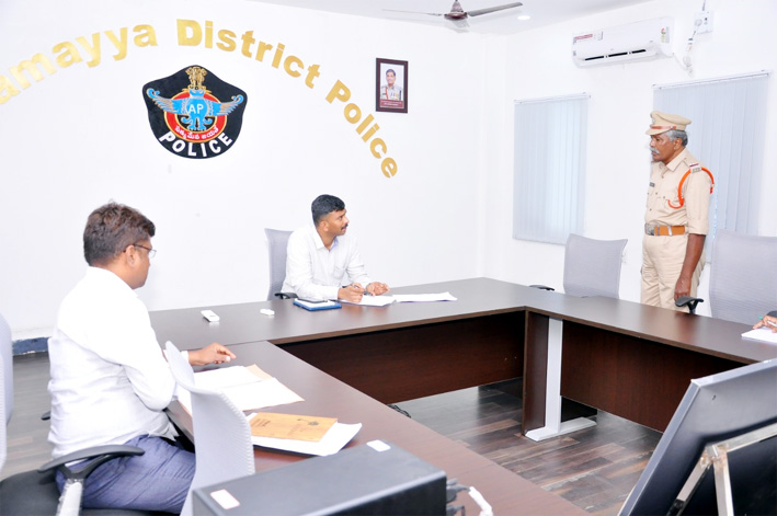 పోలీసు సిబ్బందితో మాట్లాడుతున్న ఎస్‌పి హర్షవర్ధన్‌రాజు
